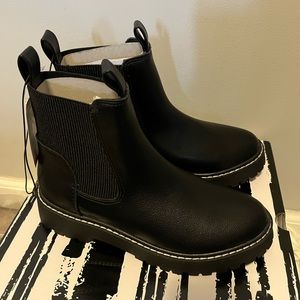 NIB Dolce Vita ‘Leigha’ ankle Chelsea style boots, vegan leather, black, size 6